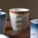 Tokune home 指紋デザインの陶磁カップ3色セット。手になじむ形と温かみのある釉薬が特徴。