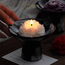 陶製キャンドルスタンドに白い花形キャンドルを灯した様子 – TOKUNE HOME