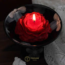 レッドの花形キャンドル（ベルベットローズ＆ウード）点灯イメージ – TOKUNE HOME