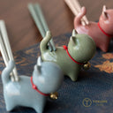 ホワイトの3色が揃った、氷裂紋の小猫陶器置物セット