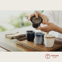 Tokune home 指紋デザインの陶磁カップ3色セット。手になじむ形と温かみのある釉薬が特徴。