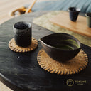 天然の棕櫚繊維で丁寧に編み上げられた、サイズの異なる4枚セットのコースターです