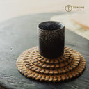 天然の棕櫚繊維で丁寧に編み上げられた、サイズの異なる4枚セットのコースターです。