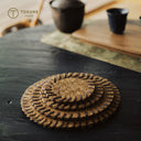 天然の棕櫚繊維で丁寧に編み上げられた、サイズの異なる4枚セットのコースターです。