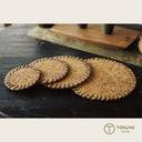 天然の棕櫚繊維で丁寧に編み上げられた、サイズの異なる4枚セットのコースターです