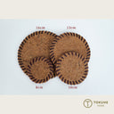 天然の棕櫚繊維で丁寧に編み上げられた、サイズの異なる4枚セットのコースターです