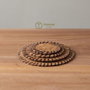 天然の棕櫚繊維で丁寧に編み上げられた、サイズの異なる4枚セットのコースターです