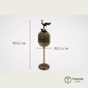 優雅に舞う鶴を頂いた高脚型の香炉。  
繊細な透かし彫りとアンティーク調の質感が、和の空間にも洋のインテリアにも自然に溶け込みます。  
お香の香りをゆっくりと広げ、日常に穏やかな時間を添える一品。